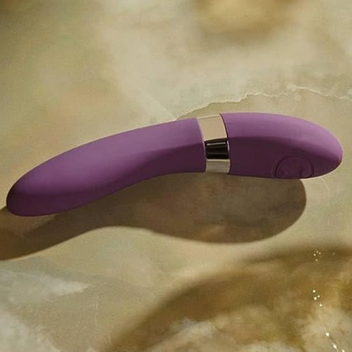 Lelo Elise 2 Plum na stole