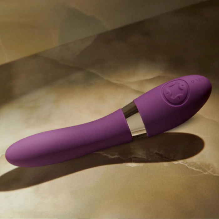 Lelo Elise 2 Plum leží na stole