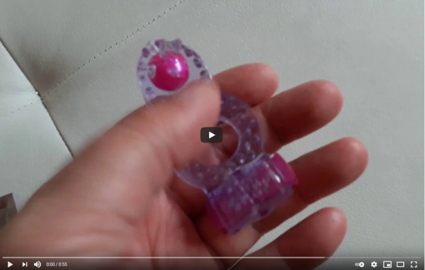 video na youtube vibrační kroužek Cockring s dráždičem klitorisu